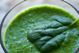 Energize Your Day with a Delicious Green Spinach Smoothie
