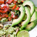 Fresh & Flavorful: Low-Carb Guacamole with Crunchy Veggies
